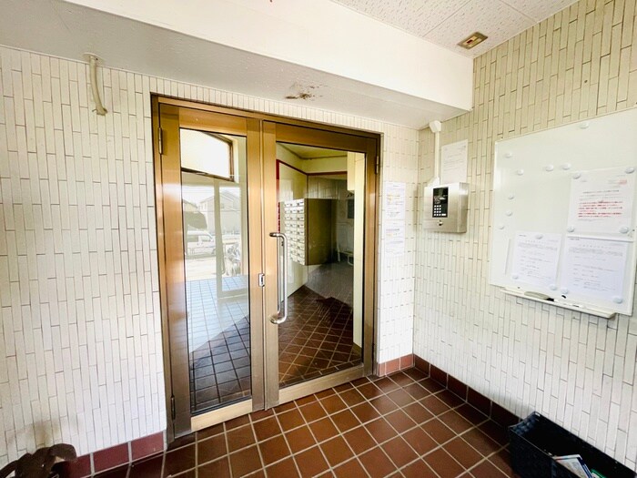 物件外観写真3　(エントランス部分)