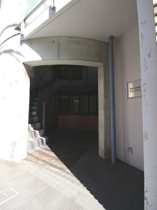 物件外観写真5　(エントランス部分)