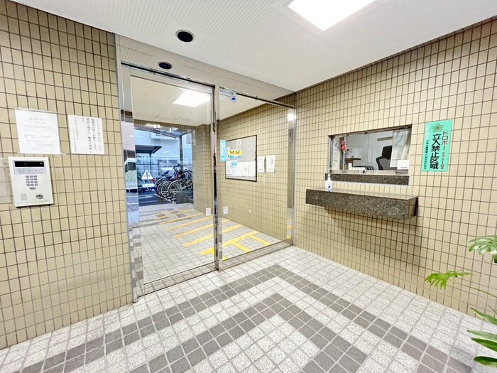 物件外観写真3　(エントランス部分)