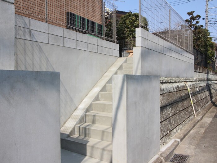 物件外観写真2　(エントランス部分)