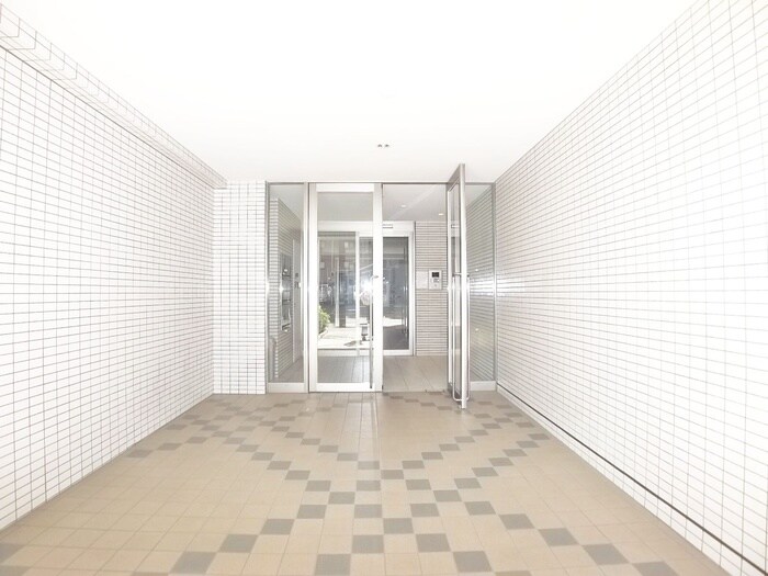 物件外観写真2　(エントランス部分)