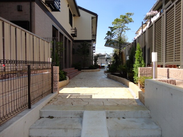 物件外観写真3　(エントランス部分)