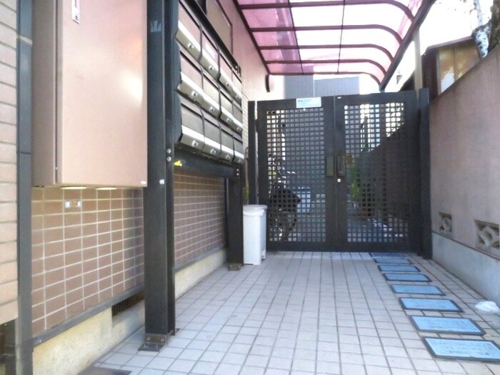 物件外観写真3　(エントランス部分)