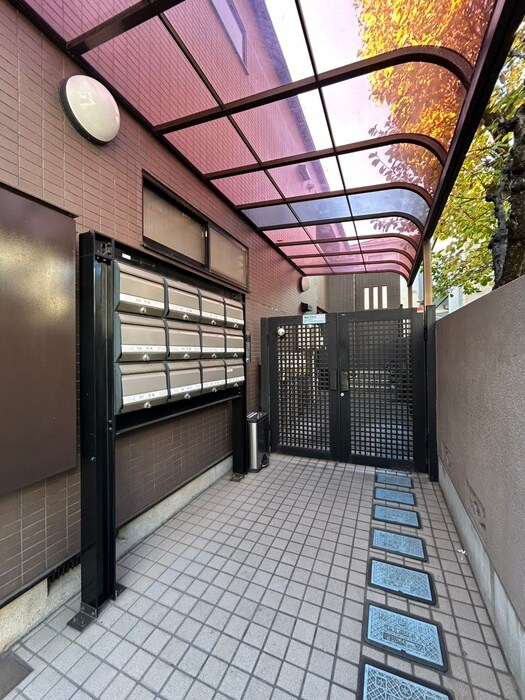 物件外観写真3　(エントランス部分)