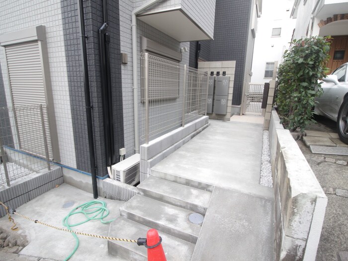 物件外観写真2　(エントランス部分)