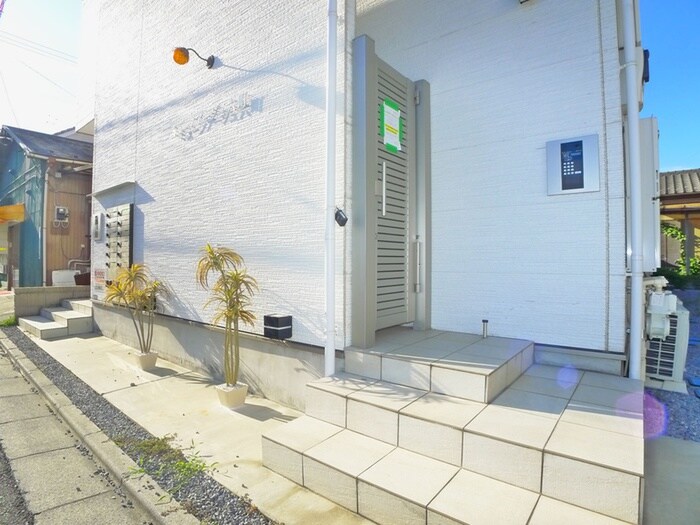 物件外観写真3　(エントランス部分)