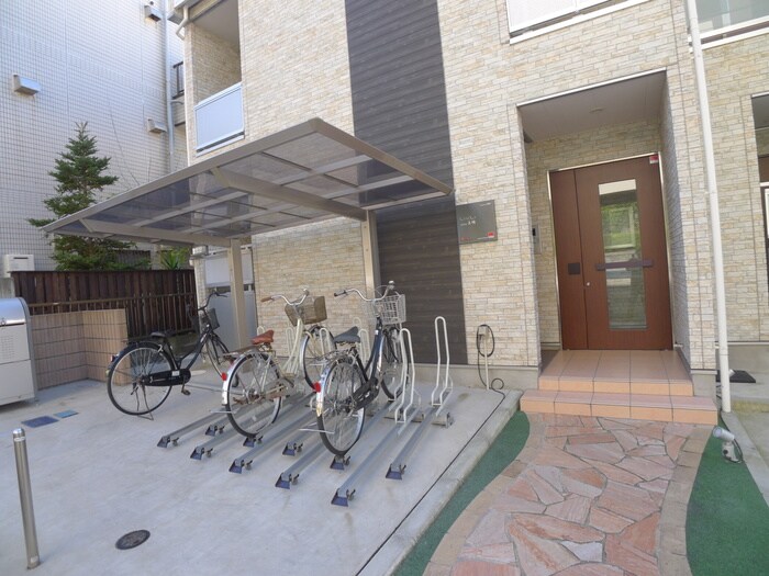 物件外観写真2　(エントランス部分)