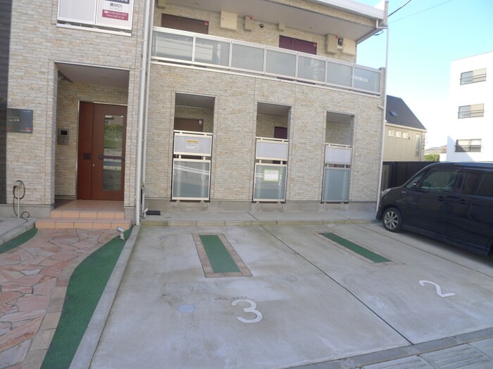 物件外観写真3　(駐車場)