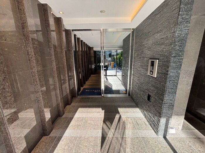 物件外観写真6　(エントランス部分)