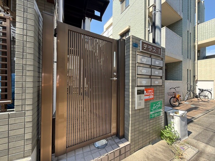 物件外観写真6　(エントランス部分)