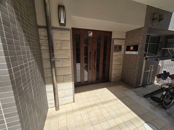 物件外観写真2　(エントランス部分)