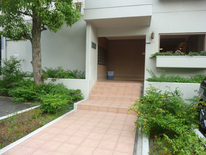 物件外観写真3　(エントランス部分)