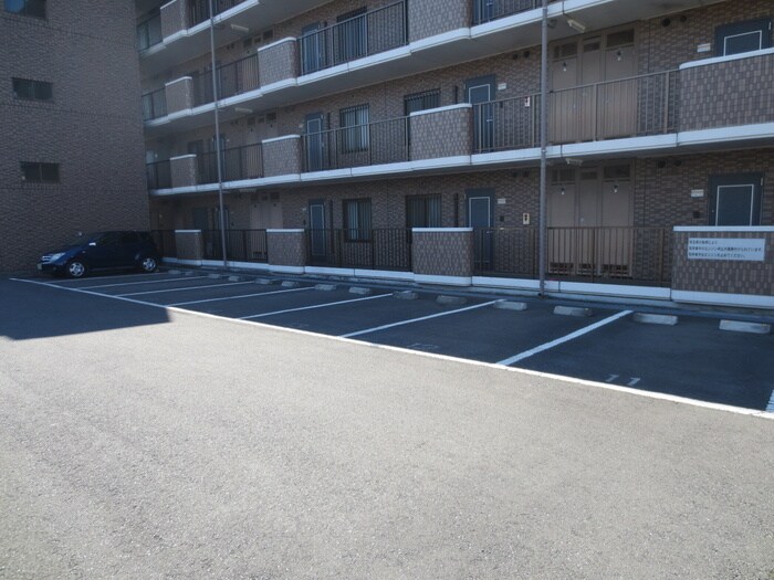 物件外観写真6　(駐車場)
