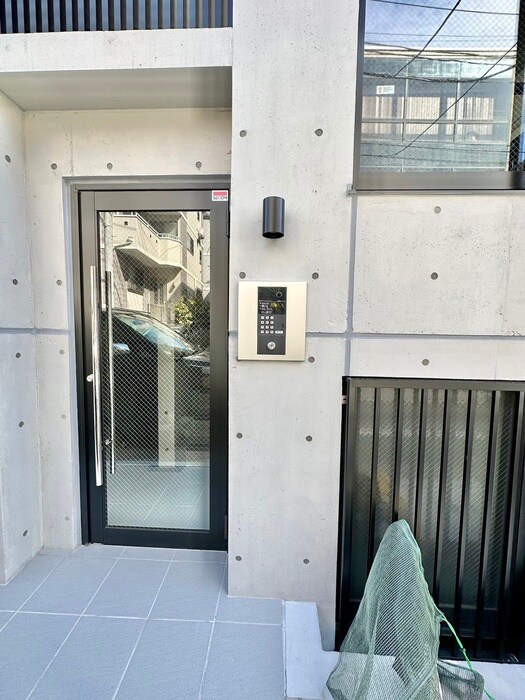 物件外観写真6　(エントランス部分)