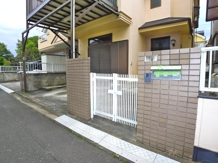 物件外観写真3　(エントランス部分)