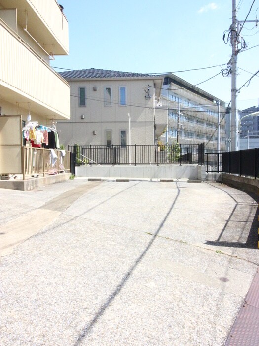 物件外観写真5　(駐車場)