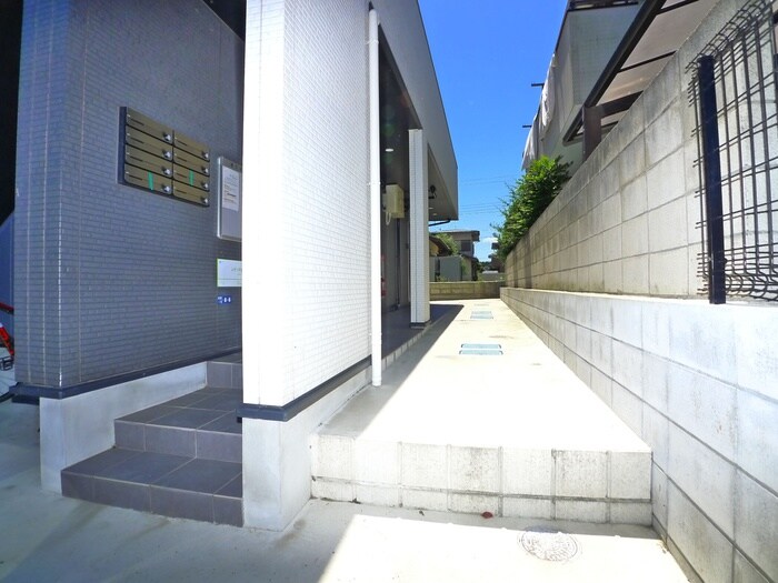 物件外観写真5　(エントランス部分)