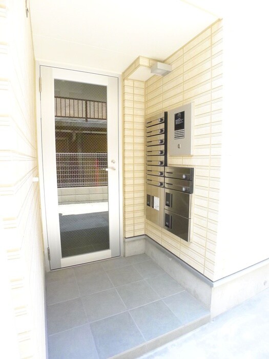 物件外観写真3　(エントランス部分)