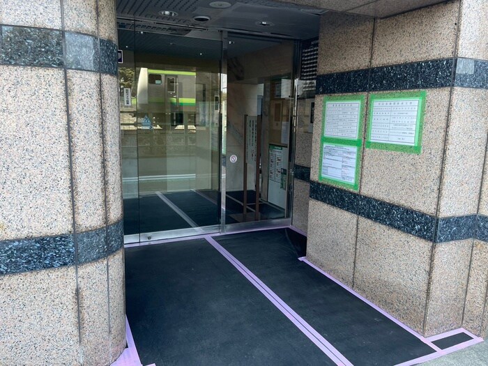 物件外観写真2　(エントランス部分)