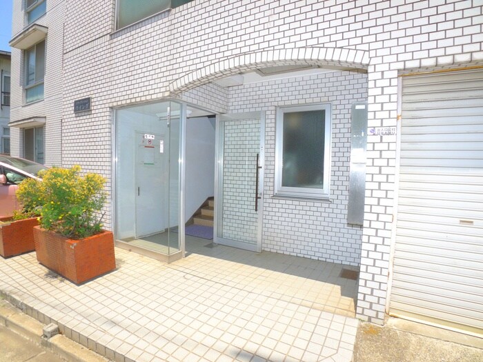 物件外観写真2　(エントランス部分)