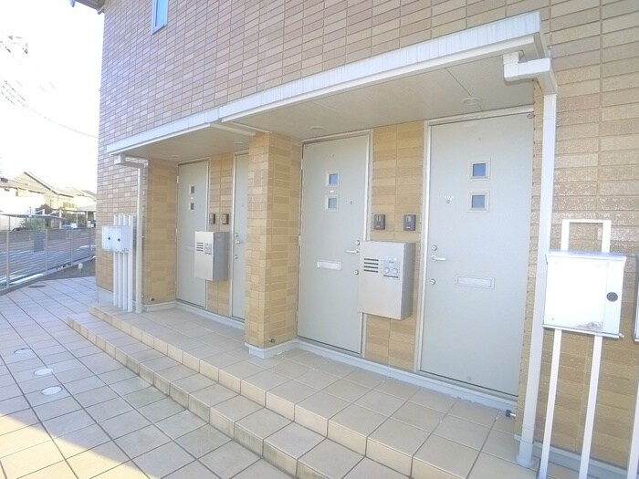 物件外観写真3　(エントランス部分)