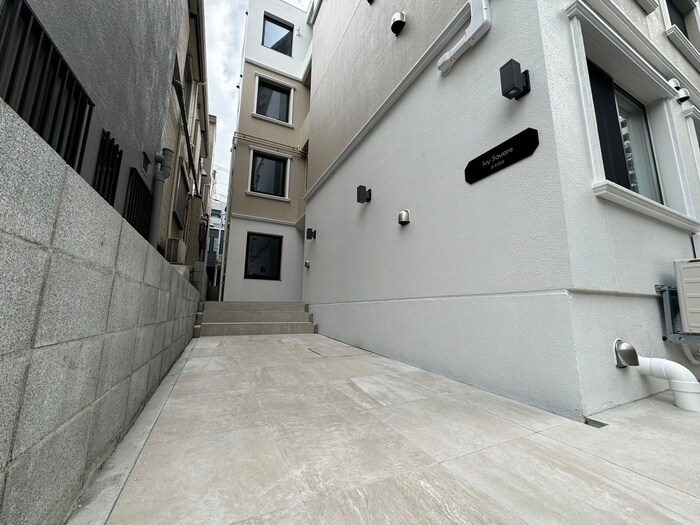 物件外観写真4　(エントランス部分)