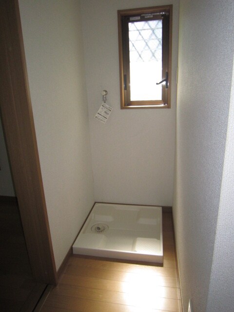 物件内観写真12　(洗濯機置場)