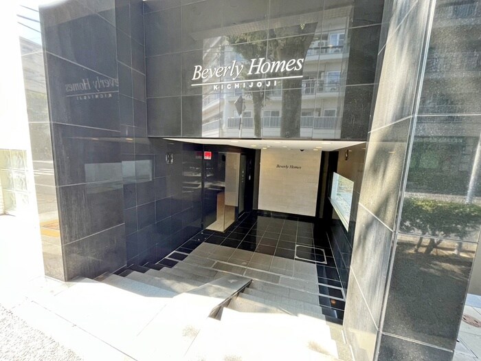 物件外観写真4　(エントランス部分)