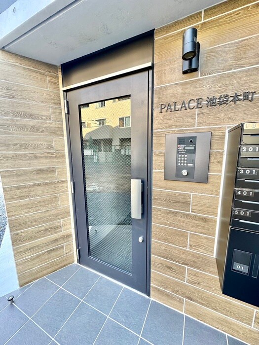 物件外観写真2　(エントランス部分)