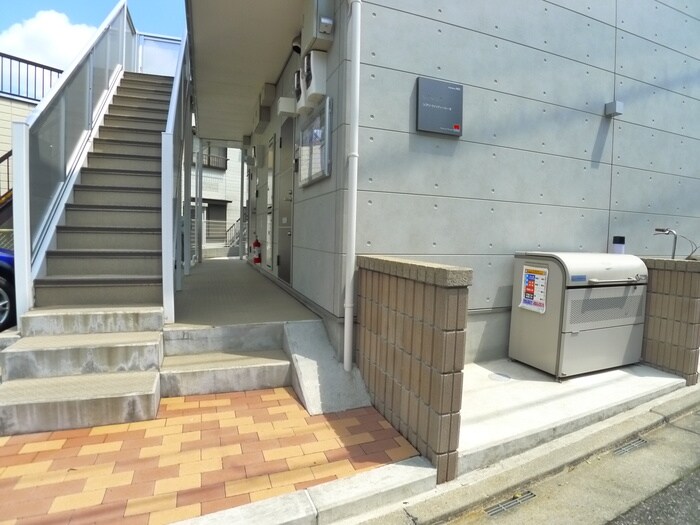 物件外観写真2　(エントランス部分)