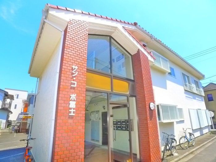 物件外観写真2　(エントランス部分)