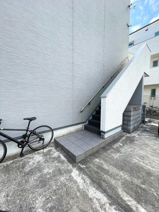 物件外観写真6　(エントランス部分)