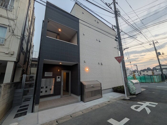 物件外観写真3　(エントランス部分)