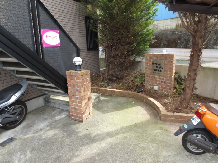 物件外観写真4　(エントランス部分)