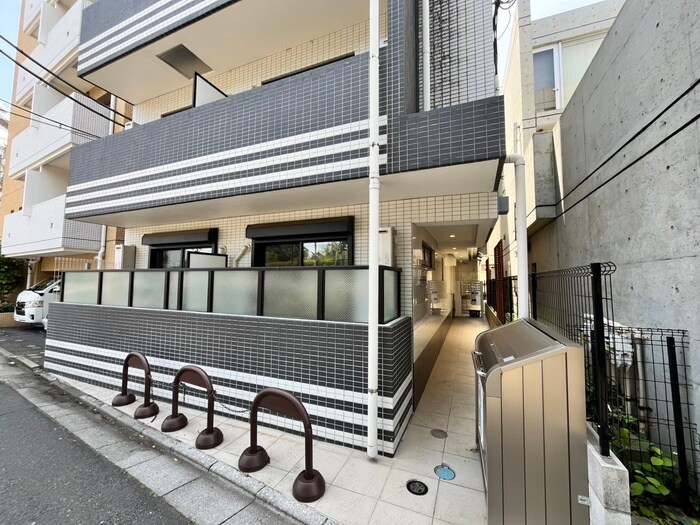 物件外観写真3　(エントランス部分)