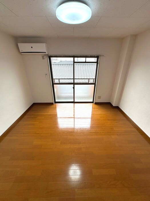 物件内観写真6　(室内からの展望)