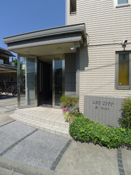 物件外観写真2　(エントランス部分)