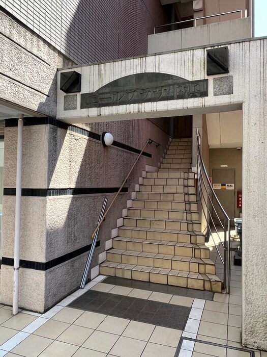 エールプラザ牛浜駅前（308）のエントランス部分