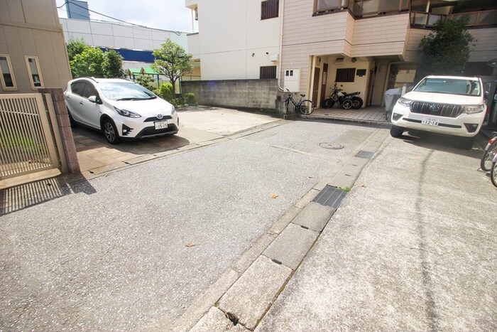 物件外観写真2　(駐車場)