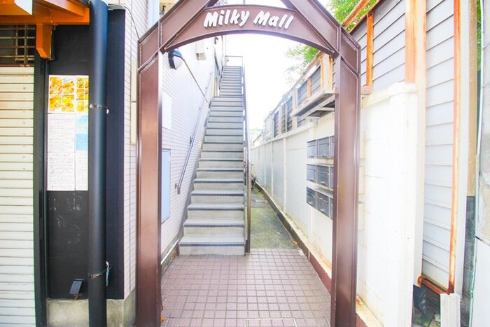 物件外観写真3　(エントランス部分)