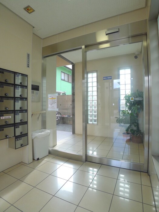 物件外観写真2　(エントランス部分)