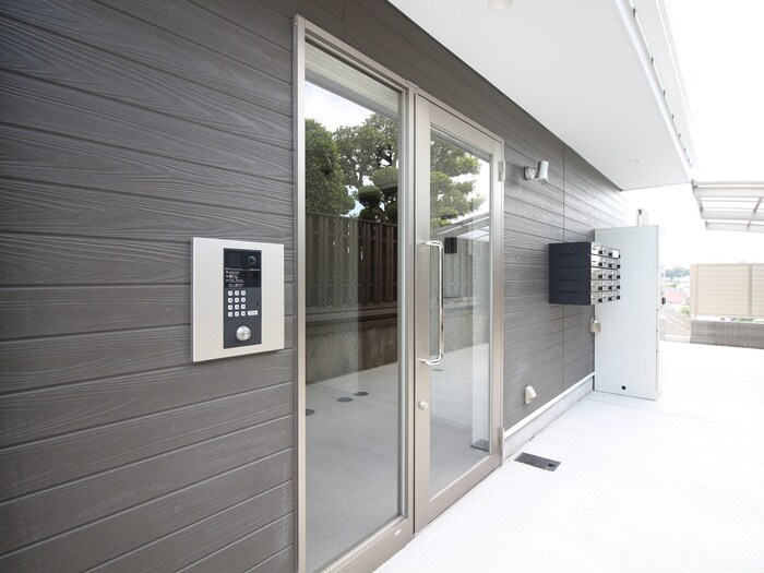 物件外観写真2　(エントランス部分)