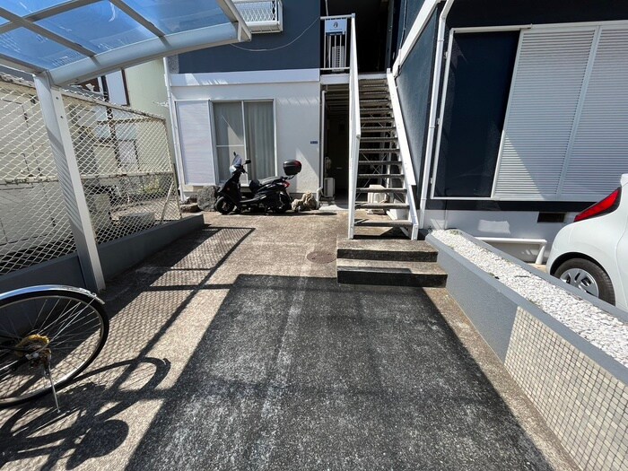 物件外観写真4　(エントランス部分)