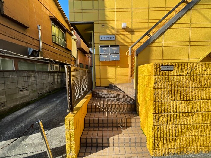 物件外観写真4　(エントランス部分)