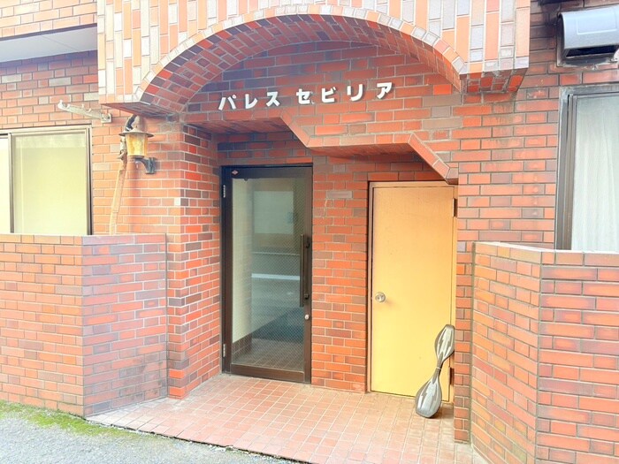 物件外観写真3　(エントランス部分)