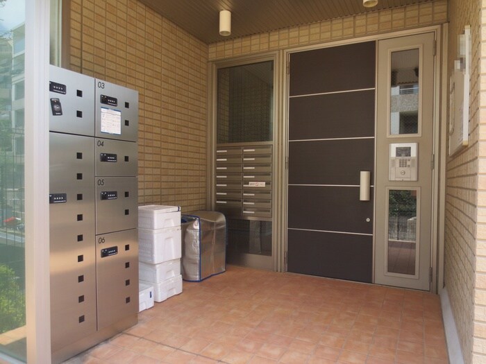 物件外観写真2　(エントランス部分)