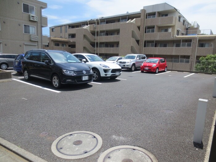 物件外観写真3　(駐車場)