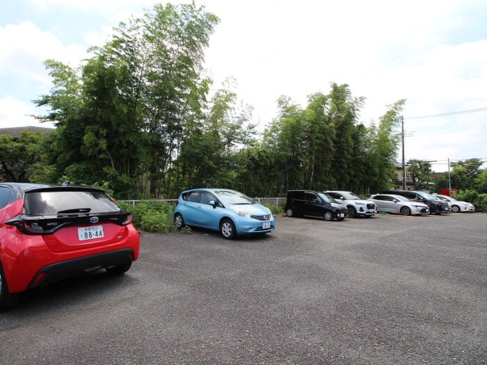 物件外観写真4　(駐車場)