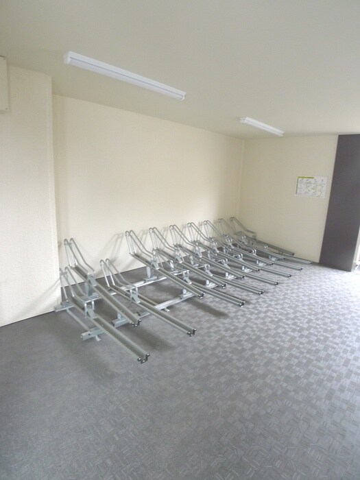 物件外観写真4　(駐輪場)