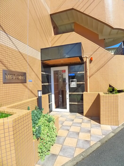 物件外観写真2　(エントランス部分)